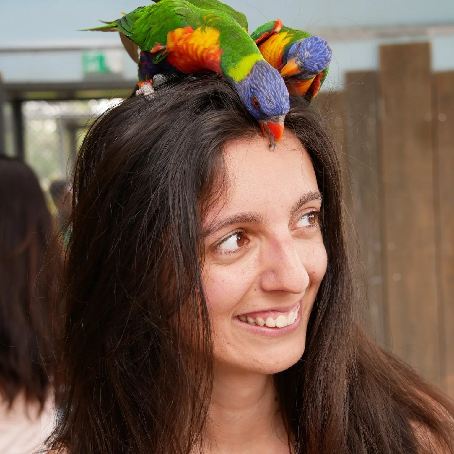 Carole, un perroquet sur la tête